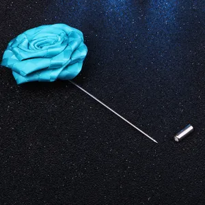Détail de broche rose en tissu turquoise, boutonnière unie faite main longue épingle.