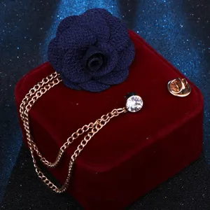 Elegante handgemachte Stoff-Kamelien-Broche mit Goldketten und funkelndem Strass-Anhanger.