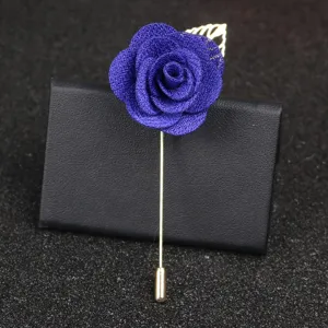 Handgemachte blaue Stoffrosen Anstecknadel Brosche Detailansicht, eleganter Herrenanzug.