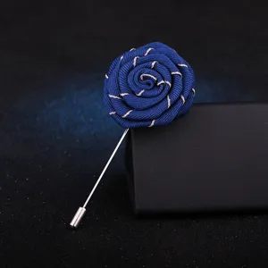 Broche rose en tissu faite à la main pour hommes, élégante fleur de costume bleu foncé.
