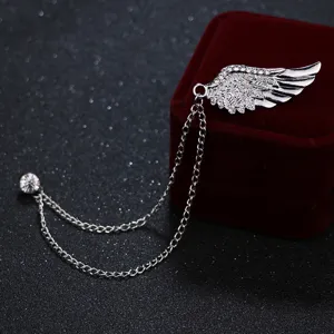 Elegante broche vintage de ala de ángel con estrás y cadena doble para accesorios de moda.