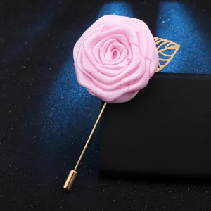 Exquisite rosa Stoff Rosen Anstecknadel mit goldenem Blatt, elegante Brosche für Mäntel.