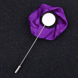 Vue détaillée de la broche fleur en tissu violet fabriquée à la main avec longue tige.