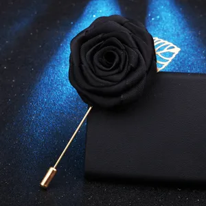 Equisite schwarze Stoffrosen Brosche mit langem Goldstift und Blendetail fuer Jacken.