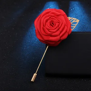 Rote Stoff-Rosen-Anstecknadel Brosche mit Goldstab und Hohlblatt für Damen Herren Anzug.