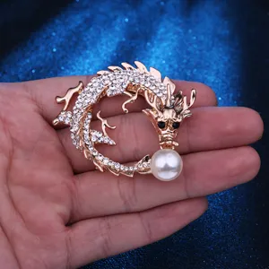 Elegante spilla drago cinese in cristallo strass con perla per abbigliamento moda uomo.