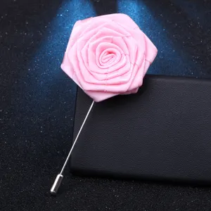 Broche rose en tissu rose, épingle de col fleur faite main pour accessoire de costume homme femme.
