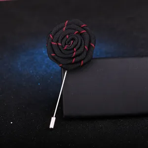 Broche de revers fleur en tissu rose faite à la main pour homme, noir et rouge.
