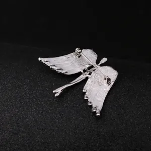 Detalle de la parte trasera del broche de alas de angel plateadas con cierre seguro.