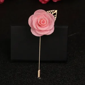 Handgefertigte rosa Stoffrosen Anstecknadel Detailaufnahme, elegante Herrenanzug Blume.