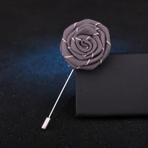 Broche fleur rose en tissu gris fait main, accessoire élégant pour costume homme.
