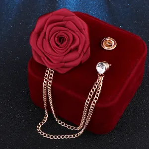 Exquisite handgemachte Stoff-Rosenblüten-Brosche mit Metall-Quastenkette für Hochzeitsanzüge.