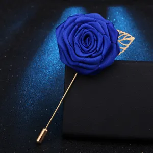 Detailaufnahme der royalblauen Stoffrosen Anstecknadel mit goldenem Blatt für Mäntel.