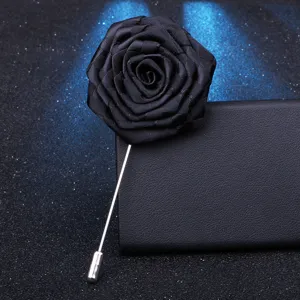 Vue détaillée de la broche fleur de rose en tissu noir, élégante épingle artisanale