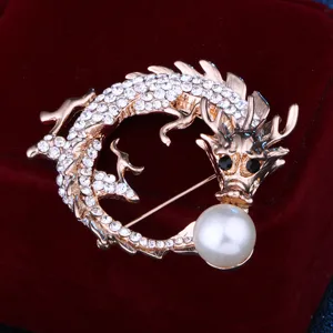 Squisita spilla drago in strass con perla, elegante spilla di modo in metallo per accessori.