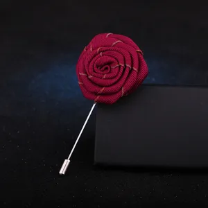 Gros plan détaillé d'une épingle à revers rose en tissu faite main, montrant la texture.