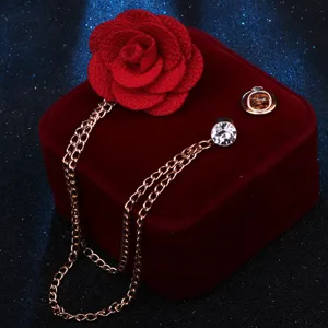 Elegante rote Stoff Kamelie Blume Brosche mit goldenen Kettenquasten und funkelndem Strass.