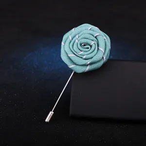Broche fleur de rose en tissu faite à la main pour hommes, élégant accessoire de costume.