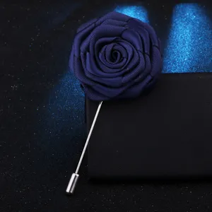 Detail de broche rose en tissu fait main pour accessoire de costume homme mariage