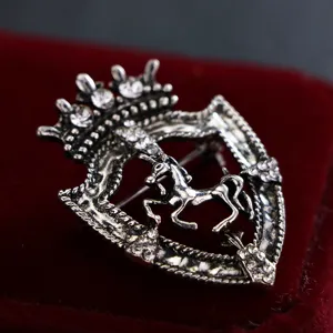 Spilla cavallo corona vintage strass metallo elegante spilla da abito accessori per uomo