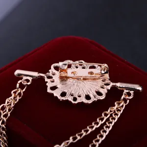 Goldfarbene Kragennadel Brosche mit Doppelkette, Detailansicht der Ruckseite auf Samt