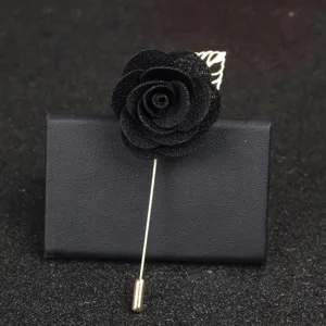 Detailansicht einer schwarzen Stoffrosen Anstecknadel, eleganter Anzugschmuck für Herren.