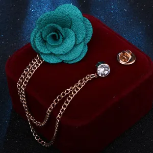 Handgearbeitete Stoff-Kamelien-Brosche mit Quastenkette, elegante Anzug-Accessoires