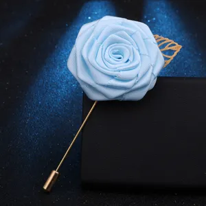 Hellblaue Stoffrosen Anstecknadel mit goldem Blatt und Stiel, elegante Boutonniere für Anzüge.