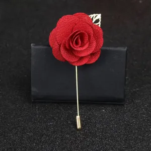 Handgemachte rote Stoff Rose Anstecknadel, elegante Metallstiel Brosche für Herrenanzug.
