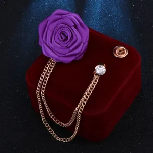 Handgemachte lila Stoff Rosen Brosche mit goldener Quasten Kette und Strass für Herren Anzug