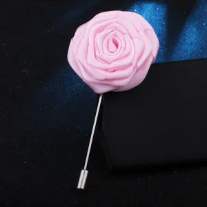 Détail de broche fleur en tissu rose fabriquée à la main pour accessoires de costume homme