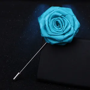 Exquise broche fleur de rose en tissu bleu, photo de détail parfaite pour costume et robe.