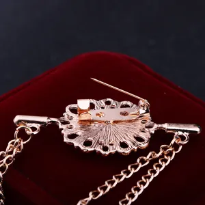 Detaillierte Rückansicht der roségoldenen Kragennadel Brosche mit Kettquaste für Hemd Accessoires.