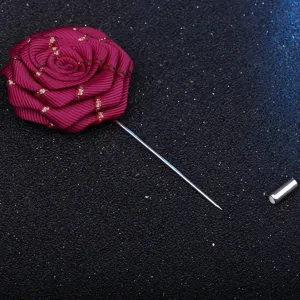 Broche fleur rose en tissu faite à la main pour costume chemise homme vue détaillée.