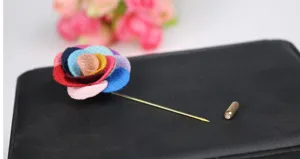 Mehrfarbige Stoff Rose Reversnadel Detailansicht, handgemachtes Anzug Accessoire.