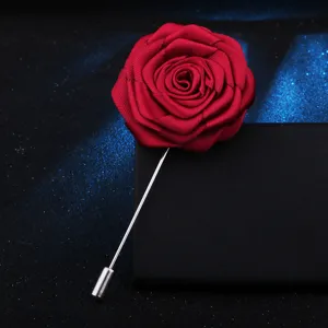 Broche fleur de rose en tissu faite à la main pour costume homme, accessoire élégant.
