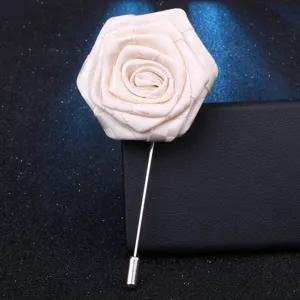 Vue détaillée d'une épingle à revers en tissu fait main, élégante broche pour costume.