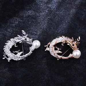 Set di spille drago in strass alla moda con design perla palla di drago per abbigliamento.