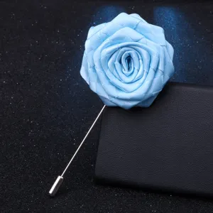 Broche fleur rose en tissu bleu clair faite main, accessoire elegant pour costume chic.