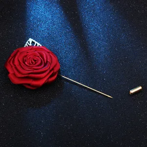 Rote Stoffrose Reversnadel Detail, 3D Blumenbrosche mit gruenem Blatt und feiner Metallnadel.