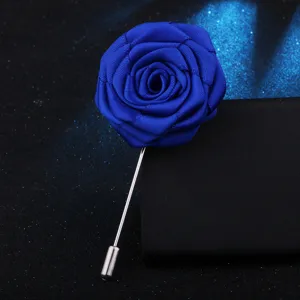 Broche rose en tissu bleu faite à la main avec longue tige en métal argenté homme.
