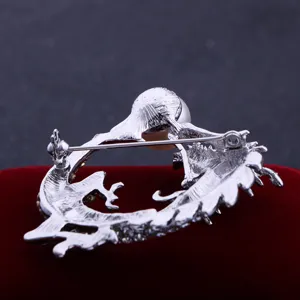 Spilla drago argento vista posteriore spillo metallo perla creativa gioiello moda