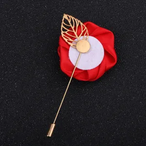 Exquisite Stoffrosen Brosche mit goldenem Blattnadel-Detail, koreanischer Stil Anzug Accessoire.