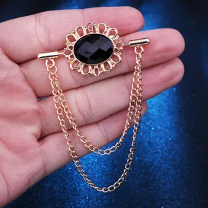 Goldene Kragen-Anstecknadel Brosche mit schwarzem ovalem Edelstein und doppelten Quastenketten.