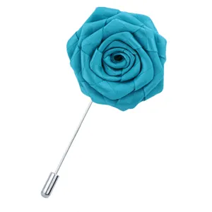 Broche fleur de rose en tissu tissé bleu boutonnière faite à la main pour costume femme