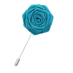 Broche fleur de rose en tissu faite a la main pour costume d'homme, accessoire elegant.