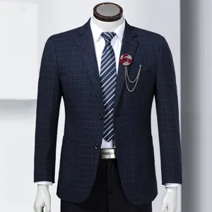 Vue detaillee du detail de la veste de costume pour homme avec broche fleur rose en tissu.