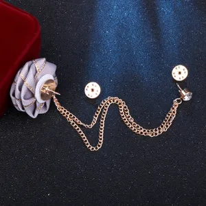 Exquisites Stoff-Bandblumen-Reversnadel mit Doppelkette und Strass-Detail für Anzüge.