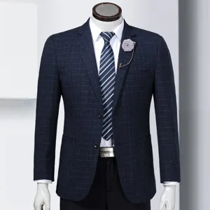 Veste de costume à carreaux bleu foncé pour homme avec chemise blanche et broche rose.