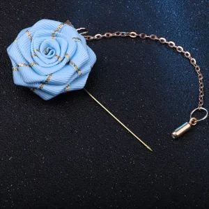 Koreanische blaue Band Rosen Anstecknadel mit Metallkette Brosche für Damen Uniform Anzug Zubehör